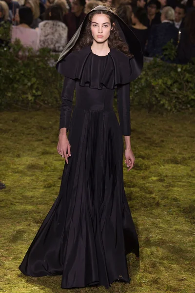 Look 16